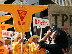 STOP・TPPトレーナを取材するカメラマン