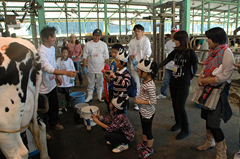 和田慎吾さん（写真左端）の説明を聞く参加者